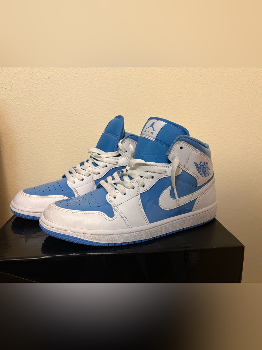 Nike Mens High-Top Sneakers in White & Blue